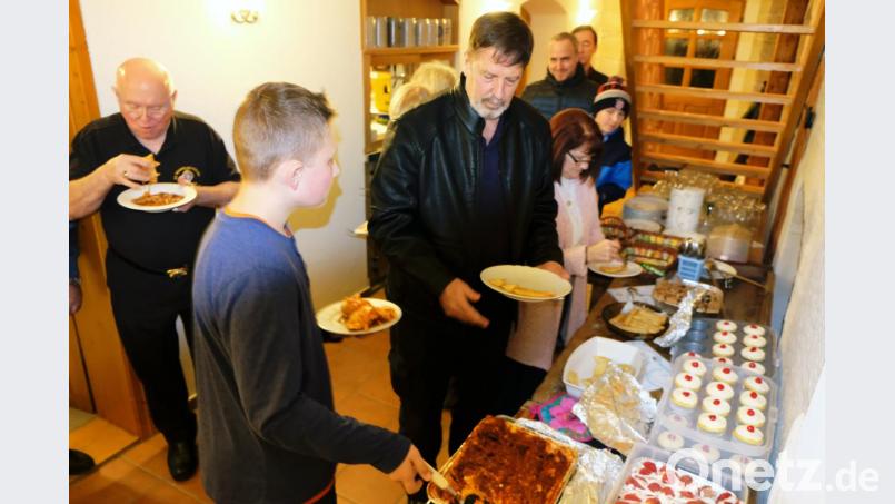 Die Begegnung zwischen Deutschen und Amerikanern setzt sich beim "Potluck" im rustikalen Ambiente des Dammbauernhauses fort. Bild: do