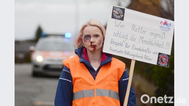 Ernste Miene zu einem ernsten Thema: Sylvia Eibl aus Pressath macht sich stark gegen Übergriffe auf Einsatzkräfte. Bild: Gabi Schönberger