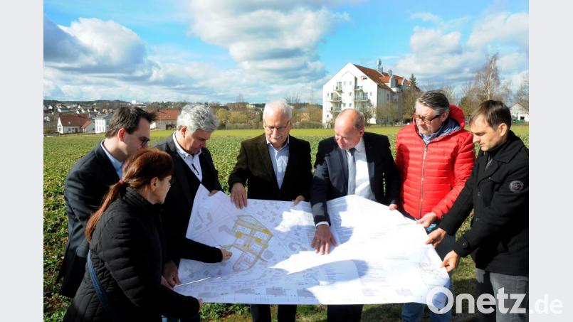 Auf dem derzeit noch freien Gemeindegrundstück erklären die Beteiligtem die Pläne (von links): Martina Dietrich, Florian Mirbeth, Thomas Semmler, Herbert Mirbeth, Bürgermeister Roland Strehl, Franz Dürr und Alexander Greiner. Bild: Stephan Huber