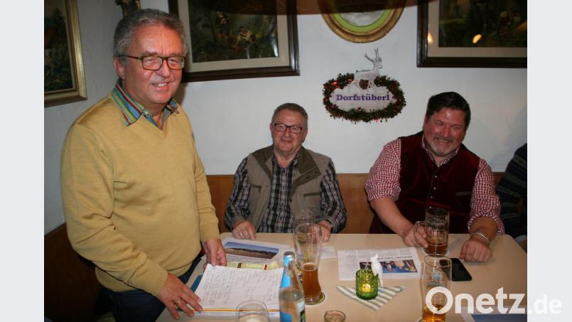 Den politischen Aschermittwoch der CSU leitete Vorsitzender Oliver Zrenner (rechts), der Bürgermeister Toni Dutz (links) als Redner begrüßte. In der Bildmitte Zweiter Bürgermeister und CSU-Geschäftsführer Fritz Holm. Bild: wro