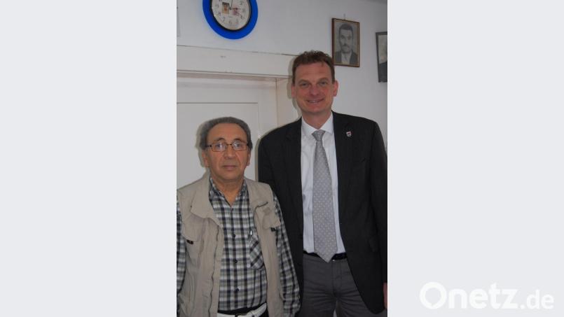Bürgermeister Ernst Schicketanz (rechts) gratuliert Remzi Tiryaki (links) zu seinem 75. Geburtstag. Bild: sm