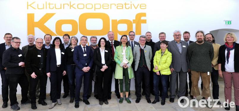 Wissenschafts- und Kunstminister Bernd Sibler (Neunter von rechts) und Bezirkstagspräsident Franz Löffler (Zwölfter von rechts) und die Repräsentanten der 19 KoOpf-Mitgliedshäuser. Bild: Wolfgang Steinbacher