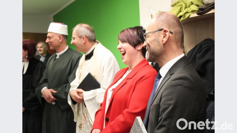 Imam Maher Khedr, Stadtpfarrer Johann Hofmann, Anna Toman und Landrat Alfred Scheidler (von links) haben viel Spaß. Bild: Susanne Forster