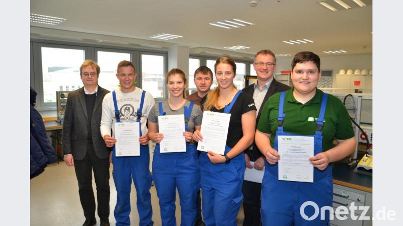 Verbandsdirektor Thomas Knoll (links) händigte zusammen mit seinem Stellvertreter Franz Grabinger und Ausbildungsmeister Georg Grabinger (hintere Reihe von rechts) Urkunden an die Azubis aus. Bild: exb/Stefan Karl