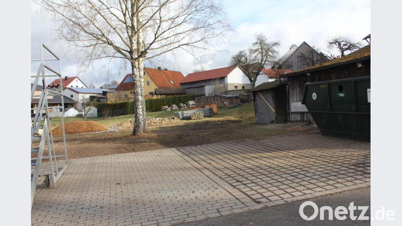 Auf dem befestigten Platz (vorne) wird am Montag ein Grüngutbehälter zur Aufnahme von Grüngut aufgestellt. Auf der unbefestigten Fläche (dahinter) können ab Montag bis Ende April geschnitte-ne Äste und Sträucher angeliefert werden, dann ist das erst wieder zu einem festgelegten Zeitpunkt im Herbst möglich. Bilder: frd Bild: frd