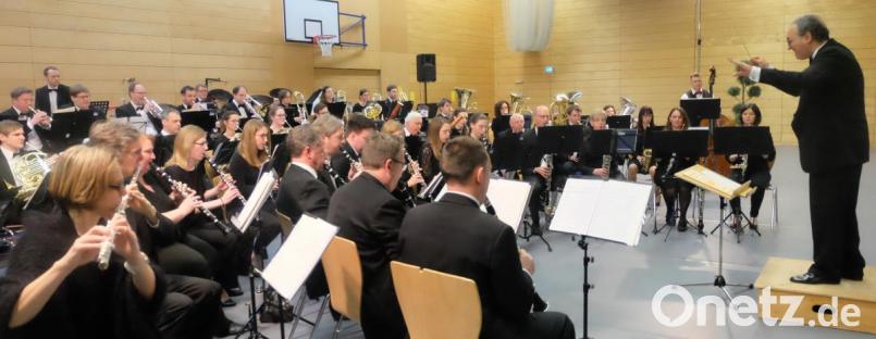 Die Bläserphilharmonie Regensburg gastierte zum 25-jährigen Jubiläum unter dem Motto „Celebration“ zum 16. Mal in Schwarzenfeld. Unter der Leitung von Alejandro Vila spielte sich das Orchester in der Sportparkhalle in die Herzen des begeisterten Publikums. Bild: ohr