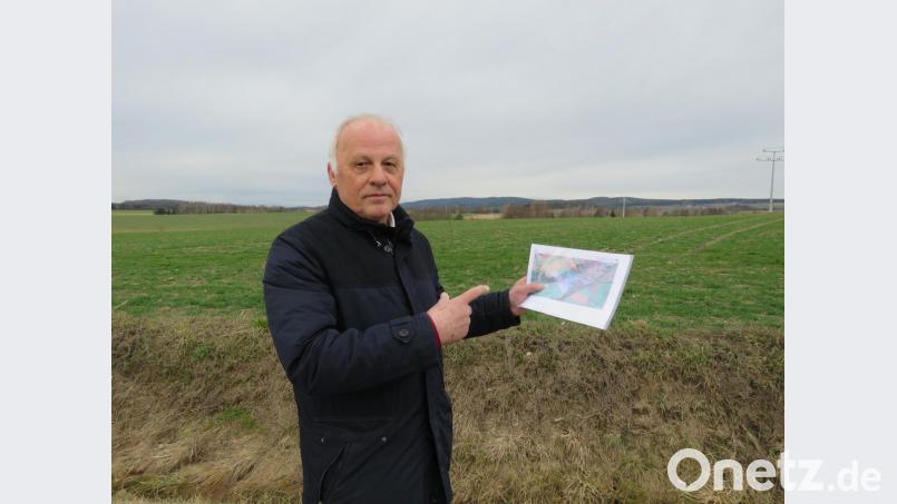 Franz Dürrschmidt zeigt auf eine der betroffenen Flächen. Die geplante Photovoltaikanlage würde den Blick auf die Landschaft vollkommen verdecken, sagt er. Bild: ubb