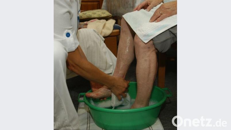 Pflege in der eigenen Wohnung, sei es durch Angehörige, sei es durch einen Pflegedienst, schätzen viele Senioren. Verschlechtert sich ihr Gesundheitszustand und muss von heute auf morgen ein Platz in einem Heim gefunden werden, ist die Suche mühsam. Eine wohnortnahe Unterbringung gleicht nahezu einem Glückstreffer. Archivbild: NT