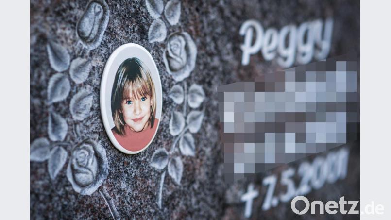 Ein Gedenkstein mit dem Porträt des Mädchens Peggy auf dem Friedhof. Archivbild: David-Wolfgang Ebener