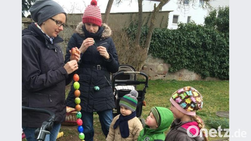 Beim Osterbrunnen-Schmücken in Hahnbach ist Fingerspitzengefühl gefragt. Die Kinder helfen auch schon mit. Bild: aove