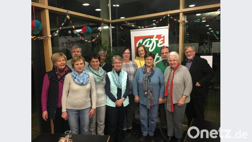Der Verein Café Mitte e. V. ist bereit für kommende Aufgaben: (von links) Maria Zenger, Dieter Weidhas, Anita Rebl, Else Reiß, Anneliese Baumgärtner, Thea Rauchenecker, Martina Lang (neue 1. Vorsitzende), Roswitha Schunk (neue 2. Vorsitzende),
Hannelore Schreiber, Wolfgang Lindner, Helga Poy und Veit Wagner. Bild: Götz, Anita