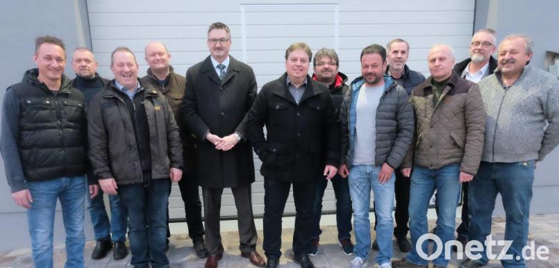 Die Mitglieder des Zweckverbandes zur Abwasserbeseitigung der Gemeinden Schwarzach und Stulln besichtigten das neu errichtete Werkstättengebäude auf dem Kläranlagenareal in Wölsendorf. Verbandsvorsitzender Bürgermeister Hans Gradl/Schwarzach (Mitte) gab im Beisein seines Amtskollegen Hans Prechtl/Stulln (links daneben) sowie des Klärwärters Christian Barth (Fünfter von rechts), des Kämmerers Thomas Krapf (Zweiter von rechts) und des Leiters der Technischen Bauverwaltung, Bertold Braun (Zweiter von links), wichtige Erläuterungen. Bild: ohr