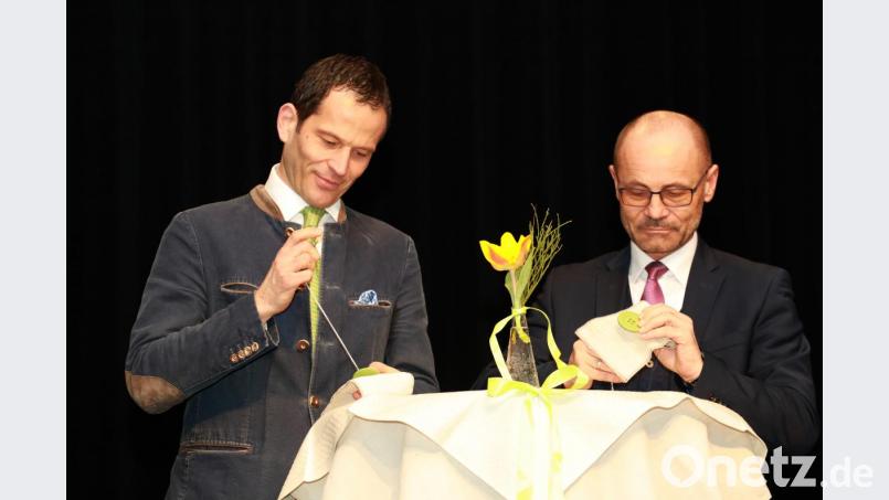 Mit Faden und Nadel mussten auf der Bühne die Politikprominenz umgehen. Bild: njn