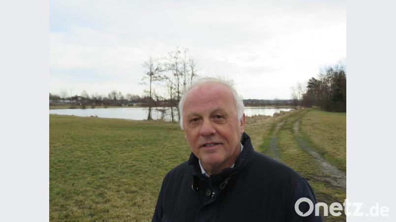 Franz Dürrschmidt steht vor dem Ritterteich. Er betont: &quot;Sollten der Bürgermeister und der Gemeinderat nicht einlenken, werden sich die Freien Wähler überlegen, ein Bürgerbegehren gegen das Projekt zu starten.&quot; Bild: ubb