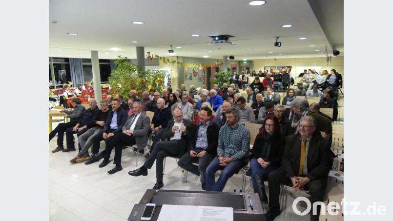 Zum Informationszentrum mit Blick auf das kommunale Geschehen wird die Aula der Markus-Gottwalt-Schule: Rund 120 Zuhörer verfolgen in der Bürgerversammlung Peter Lehrs Bilanz und Ausblick. Bild: rn