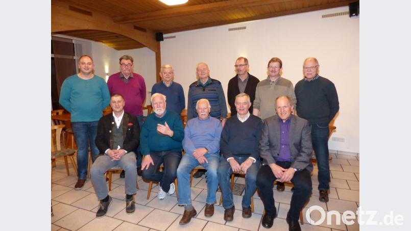 Vorsitzender Dietmar Schaller (vorne links) bestimmt mit seiner bewährten Mannschaft auch künftig die Geschicke des Männergesangvereins 1923 Pirk. Bild: hme