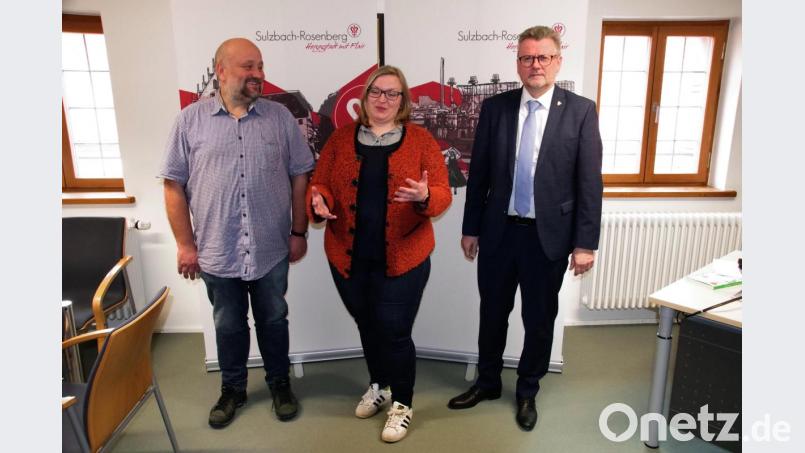Auf die neue Herausforderung im Jugendzentrum freut sich (von links) Stefan Wolfsteiner zusammen mit der Leiterin Cornelia Aschenbach und Bürgermeister Michael Göth. Bild: müb