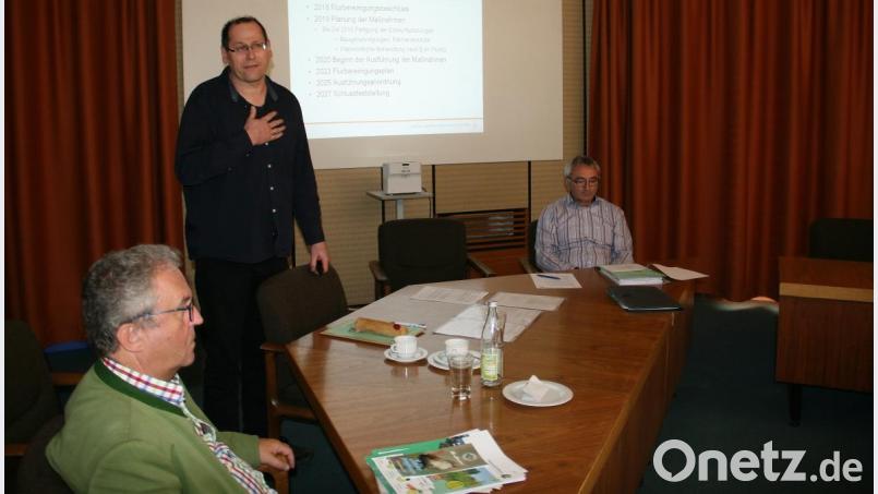 Georg Braunreuther und Karsten Heßing vom Amt für Ländliche Entwicklung (von rechts) erläuterten im Wiesauer Rathaussaal den aktuellen Planungsstand. Links Wiesaus Bürgermeister Toni Dutz.
