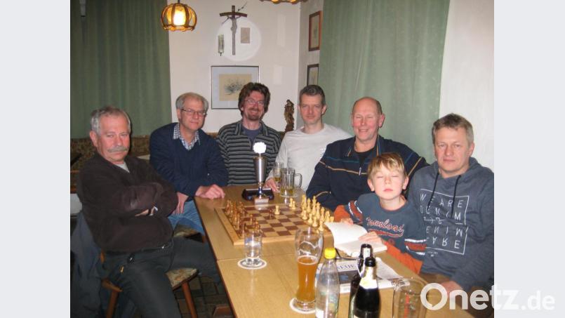 Hoch dekoriert war das Teilnehmerfeld bei der 15. offenen Gemeindemeisterschaften im Schach, die im Gasthaus „Zum Peter“ in Vorbach über die Bühne ging: Vizemeister Werner Malzer (Speichersdorf, von links), Organisator Stephan Meier (Vorbach) und die halbe Bezirksligamannschaft des SC Erbendorf: Christian Demleitner (Kemnath), Daniel Kamm (Grafenwöhr), Sieger Wolfgang Hoffmann (Erbendorf) und der Drittplatzierte Michael Weiß (Pressath, rechts). Bild: edo