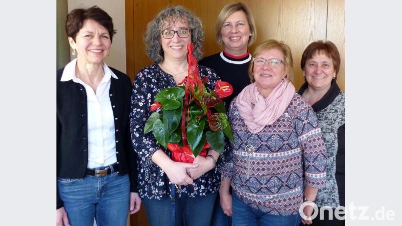 Für 20-jährige Zugehörigkeit zum Katholischen Frauenbund wird Margit Grünthaner (Zweite von links) geehrt. Die Vorstandmitglieder Elisabeth Nickl (von links), Martina Wiesnet, Christa Wilterius und Veronika Geigenmüller, gratulieren und danken der Jubilarin. Bild: lgc