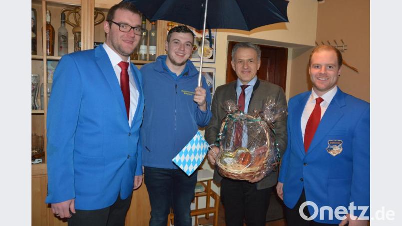 Mit einem Präsentkorb bedankte sich der Burschenverein bei Bürgermeister Roland Grillmeier (Zweiter von rechts) für die Übernahme der Schirmherrschaft über das 40. Starkbierfest und die 125-Jahrfeier im Juli. Dazu passend gab es einen Schirm. Mit im Bild (von links) Vorsitzender Hans Fick sowie die Festleiter Tobias Zintl (Zweiter von links) und Christoph Härtl. Bild: jr