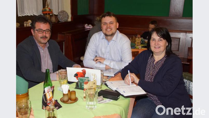 Bürgermeister Manfred Dirscherl (Weiding), Martin Kopecký, Bürgermeister der Stadt Poběžovice und Schönsees Bürgermeisterin Birgit Höcherl beim Kennenlern-Gespräch in Rybnik. Bild: mmj