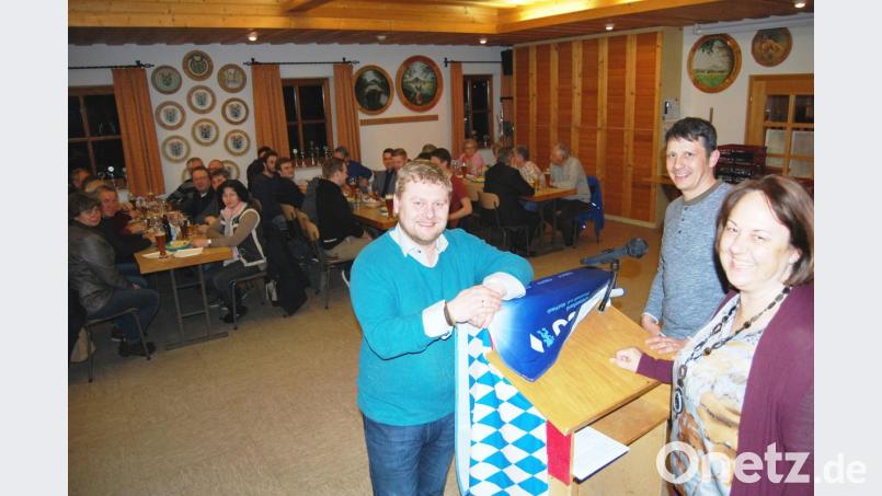 Ortsvorsitzender und Fraktionssprecher Dominik Baschnagel (links) geht hauptsächlich auf die Kommunalpolitik ein. Unterstützt wird er von den Gemeinderäten Andreas Greiner (Mitte) und Annett Kamm (rechts). Bild: sm