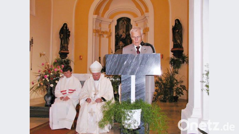 Die Renovierung der Mankendorfer Kirche war eines der Projekte, die Josef Christ initiiert hat. Beim Pontifikalamt sprach er in Anwesenheit des Bischofs Franticek Lobkowicz. Bild: hka