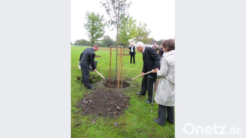 2014 wird Josef Christ zum Ehrenbürger von Mankendorf (Mankovice) ernannt. Mit dem tschechischen Bürgermeister pflanzt er als Baum der Freundschaft eine Linde. Bild: hka