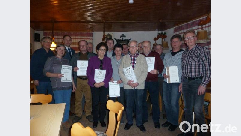Die Ehrennadel in Anerkennung bekommt Michael Franke (Zweiter von rechts), die Verdienstnadel in Gold Hedwig Geyer (Achte von links) und Silvia Megies (Zweite von links). Zahlreiche weitere Mitglieder zeichnen sich durch jahrzehntelange Vereinstreue aus. Bild: sei