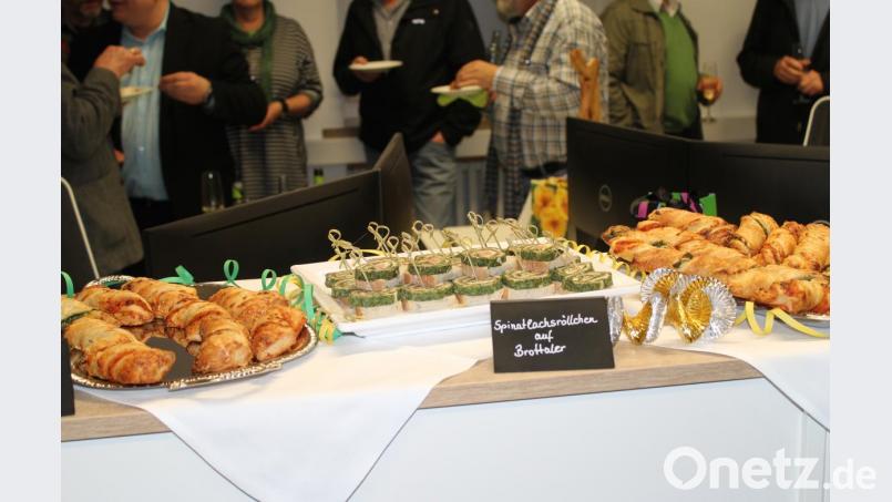 Das liebevoll angerichtete Buffet schmeckt allen Gästen sehr gut. Bild: Susanne Forster