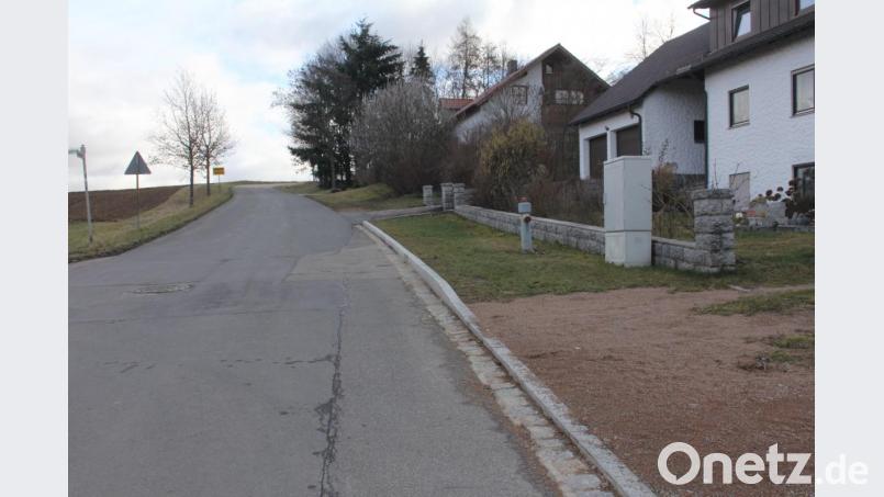 Vor diesem Anwesen in Gleiritach, in der Hauptstraße 44, tritt immer wieder aus dem Boden Was-ser aus, das bei Kälte gefriert und zu für die Verkehrsteilnehmer zu gefährlichen Eisplatten führt. Bei geeigneterer Witterung, so beschloss der Gemeinderat, soll zeitnah nach der Ursache gesucht und Abhilfe geschaffen werden Bild: frd