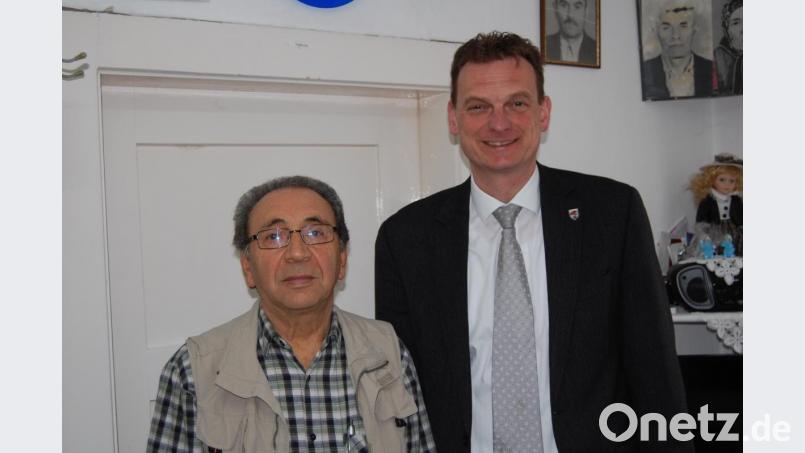 Bürgermeister Ernst Schicketanz (rechts) gratuliert Remzi Tiryaki (links) zu seinem 75. Geburtstag. Bild: sm