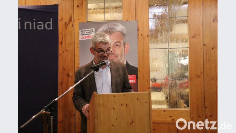 SPD-Bürgermeisterkandidat Roger Hoffmann amüsierte sich köstlich beim 1. Politischen Aschermittwoch des SPD-Ortsvereins Poppenricht. Bild: kmo