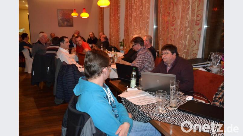 Die beiden Sprecher der Bürgerinitiative „Gegenwind Moosbach-Bromberg“, Karl Frischholz und Franz Eger (von rechts), informierten über die Bedrohung von Gesundheit und Eigentum durch Windräder. Bild: gi