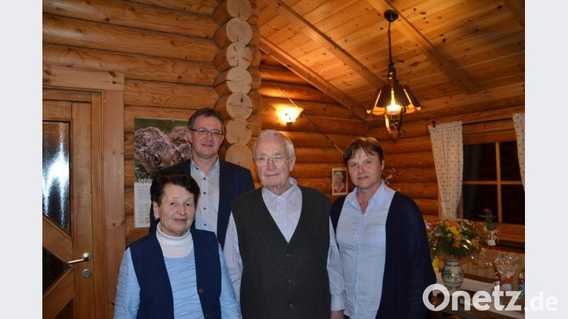 Hildegard Scheuerer (links) mit Ehemann Georg (rechts daneben), Karolina Böckl (rechts) vom Wölsendorfer Frauenbund und zweitem Bürgermeister Franz Grabinger (Zweiter von links).