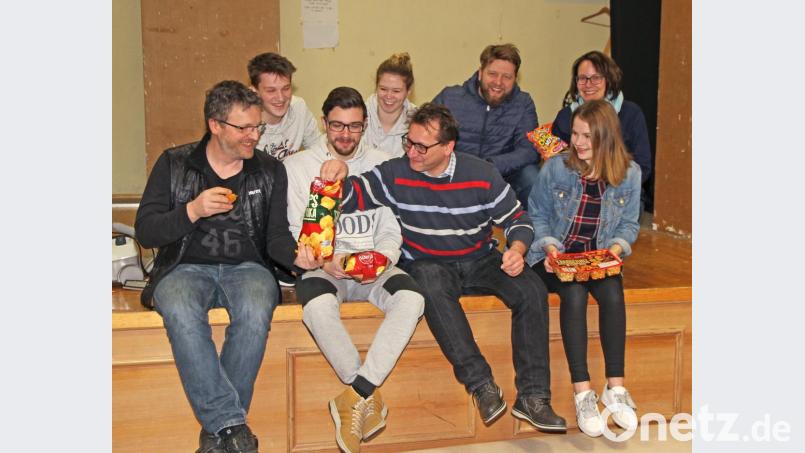 Noch gönnen sich die Theaterleute um Regisseur und Vereinsvorsitzenden Tobias Säckl (Dritter von rechts) gelegentlich selbst eine Pause. Ende März ist damit Schluss. Die Aufführungen starten. Bild: nm Bild: nm