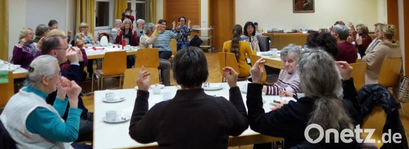 Viele gläubige Frauen jeden Alters trafen sich in der Herz-Jesu-Pfarrkirche und anschließend im Pfarrheim zum Weltgebetstag der Frauen. Bild: mez