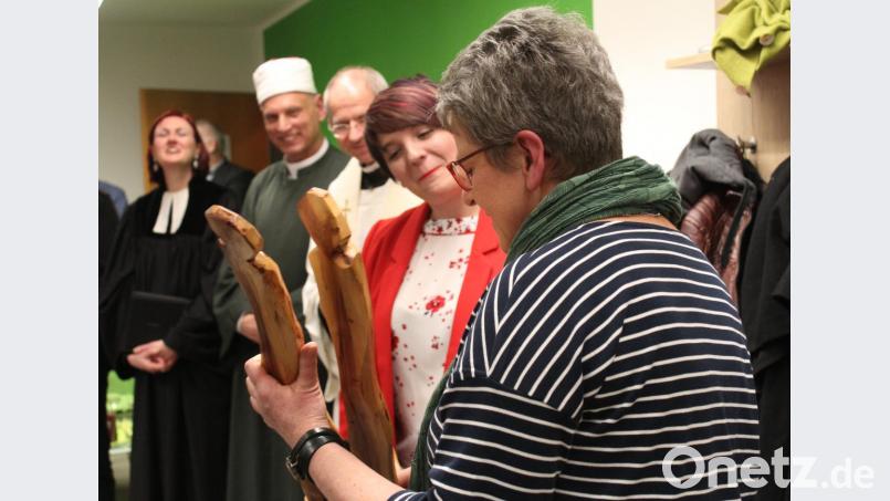 Kreisrätin Heidrun Schelzke-Deubzer (rechts) überreicht Anna Toman die &quot;Grüne Statue&quot;. Bild: Susanne Forster