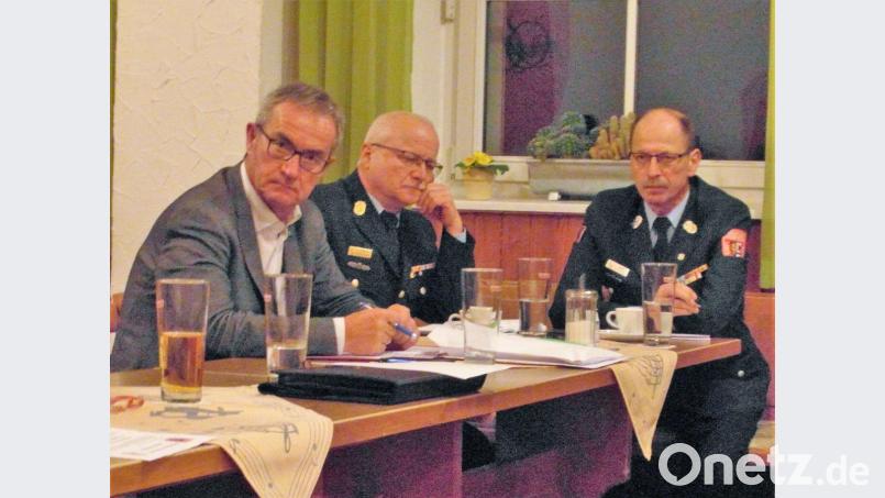 Bürgermeister Werner Nickl (von links), Kreisbrandinspektor Otto Braunreuther und Kreisbrandmeister Alois Schindler loben die Waldecker Feuerwehr. Bild: hl