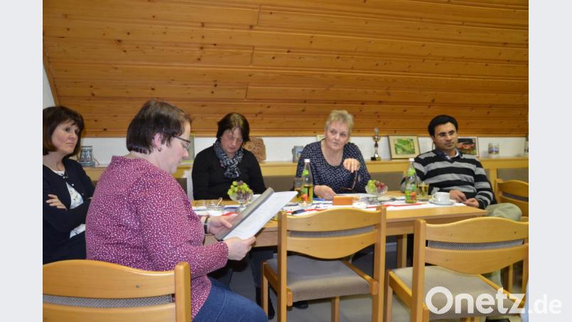 KDFB-Teamsprecherin Christina Schwarz (Zweite von rechts) erstattete den Mitgliedern des Frauenbundes Schwarzach-Altfalter ihren Tätigkeitsbericht. Pater Binu (rechts) berichtete über seine indische Heimat Kerala. Bild: ga