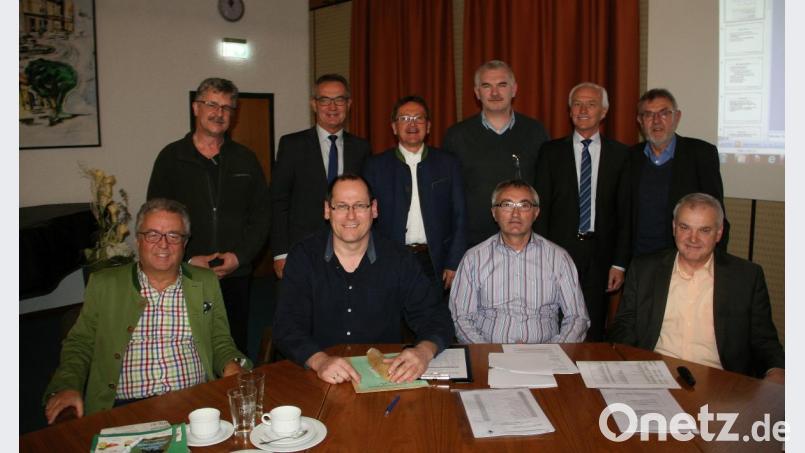 Tagung zum Kernwegenetz: Das Bild zeigt (hintere Reihe von links) Wolfgang Braun, Werner Nickl, Hans Donko, Uli Roth, Peter König und Josef Etterer sowie (vorne von links) Toni Dutz, Karsten Heßing vom Amt für Ländliche Entwicklung, Baudirektor Georg Braunreuther und Günther Kopp. Bild: wro