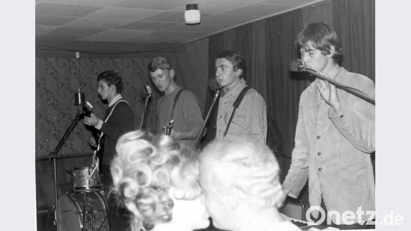 Eine Aufnahme, die Symbolwert hat für die Zeit der Beatkonzerte in Amberg: Auf der Bühne steht die Band &quot;New Formation&quot; mit (von links) Bernd Stief, Manfred Wolfersdorf, Reiner Eder und Jürgen Schütz. Vor ihnen tanzt ein schmusendes Paar. Es konnte nur in Konturen gezeigt werden. Ansonsten hätten die junge Leute Probleme mit dem Stadtjugendamt bekommen. Denn die Tugendwächter und Moralhüter waren fast an jedem Wochenende unterwegs. Archivbild: Houschka