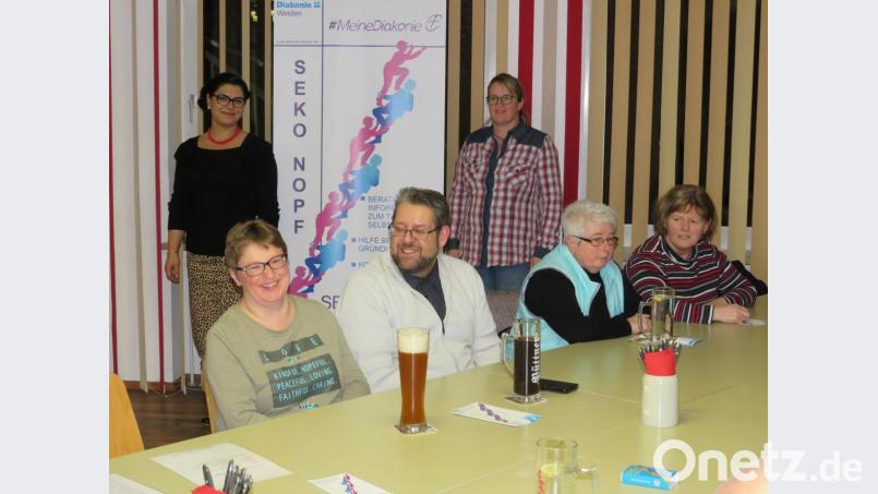 Ramona Kriegler und Nicole Zeitler (stehend, von links) haben zum den ersten Stammtisch der Selbsthilfegruppen in &quot;d`Wirtschaft&quot; geladen. Bild: adj
