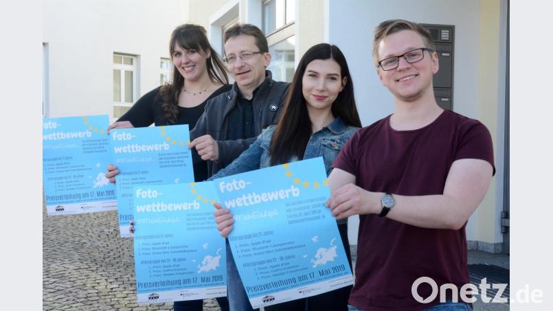 Anna Schätzler (Koordinierungsstelle der Partnerschaft für Demokratie), Martin Neumann (Federführendes Amt) sowie Melina Matthes und Michael Kick vom Jugendforum präsentieren das Plakat zum Fotowettbewerb &quot;Mein Europa&quot;. Bild: Gabi Schönberger