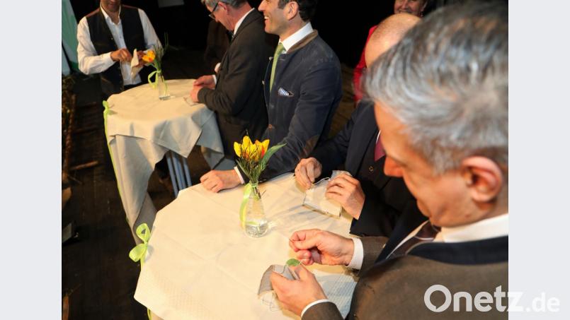 Mit Faden und Nadel mussten auf der Bühne die Politikprominenz umgehen. Bild: njn