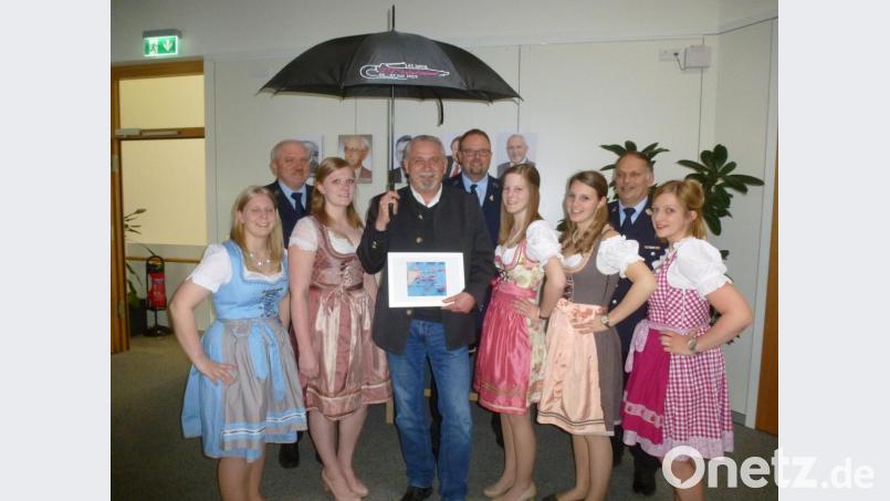 Bei der Zeremonie im Rathaus waren zugegen: (von rechts) Magdalena Herrmann, Svenja Schwarz, Michaela Wildenauer, Sabine Buchmann, Stefanie Östreicher; dahinter Kommandant Hans Rodler, Festsprecher Matthias Wolfram, Vorsitzender Rajmund Buchmann. Bild: bk