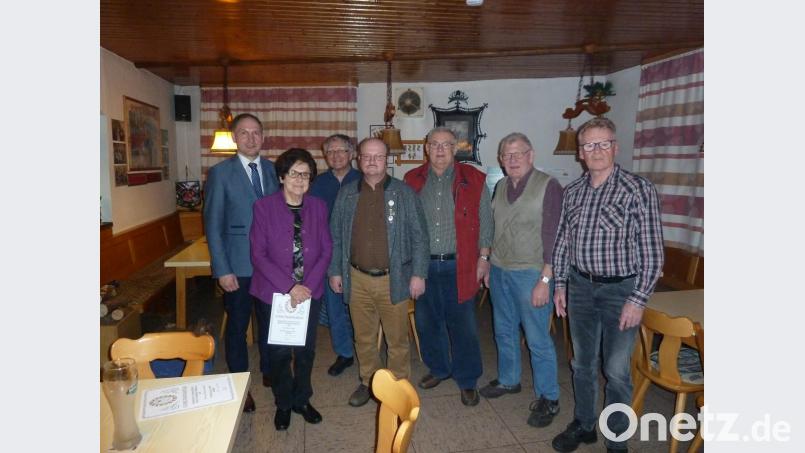 Klaus-Hannes-Kahler (3. v. links) führt den OWV Mantel weiter mit Stellvertreter Hugo Diehl (rechts) Musikgruppenwartin ist Maria Erling (2. v. links) um Natur und Vogelschutz kümmert sich Karl-Heinz Kuschidlo (Mitte) Werner Geyer (2. v. rechts) und Werner Paulus (3. v. rechts) fungieren als Beisitzer. Lobende Worte für die Arbeit des Vereins hatte Bürgermeister Richard Kammerer (links) Bild: sei