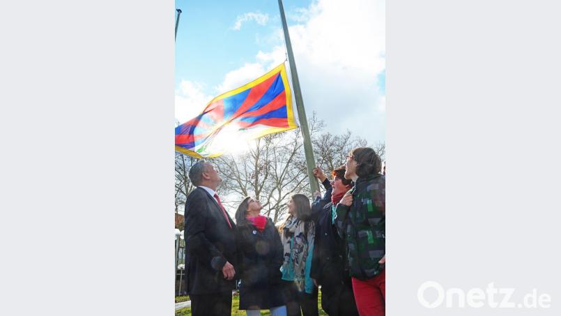 OB Kurt Seggewiß (links) und die Teilnehmer verfolgen, wie sich die Flagge nach oben bewegt. Bild: Gabi Schönberger