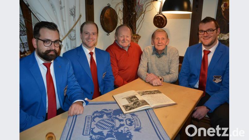 Bei einem Zusammentreffen im Brauereigasthof Hösl erinnerten der ehemalige Festleiter Hubert Schröter (Zweiter von rechts) und der frühere Burschen-Vorsitzende Max Hösl (Dritter von rechts) an das erste Mitterteicher Starkbierfest im Jahr 1979. Mit dabei waren Burschen-Vorsitzender Hans Fick (rechts) und die Vorstandsmitglieder Julian Scherer und Christoph Härtl (von links). Bild: jr